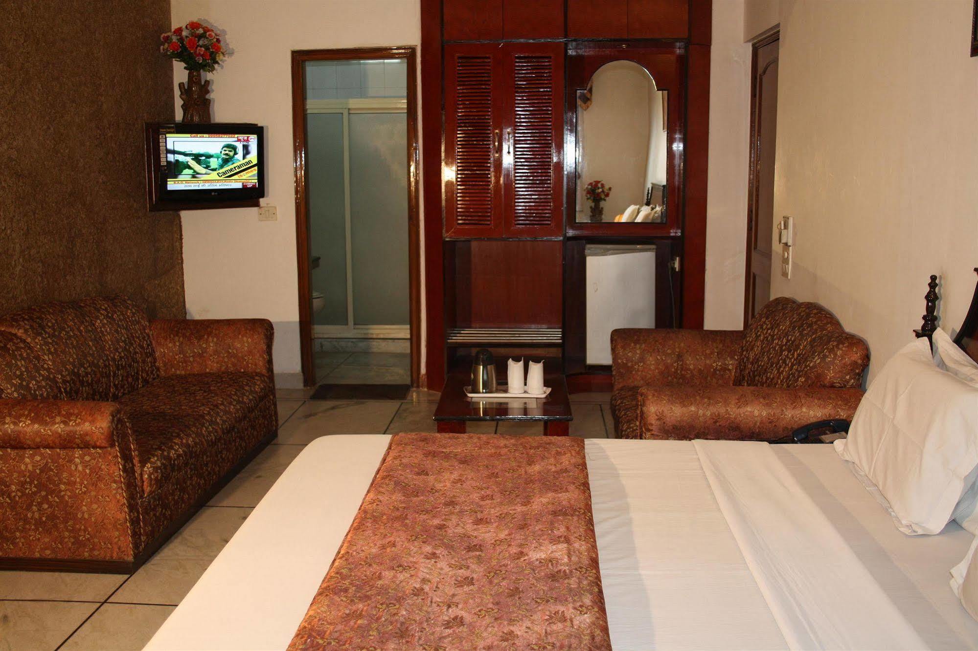 Hotel Rahul Palace Нью-Дели Экстерьер фото