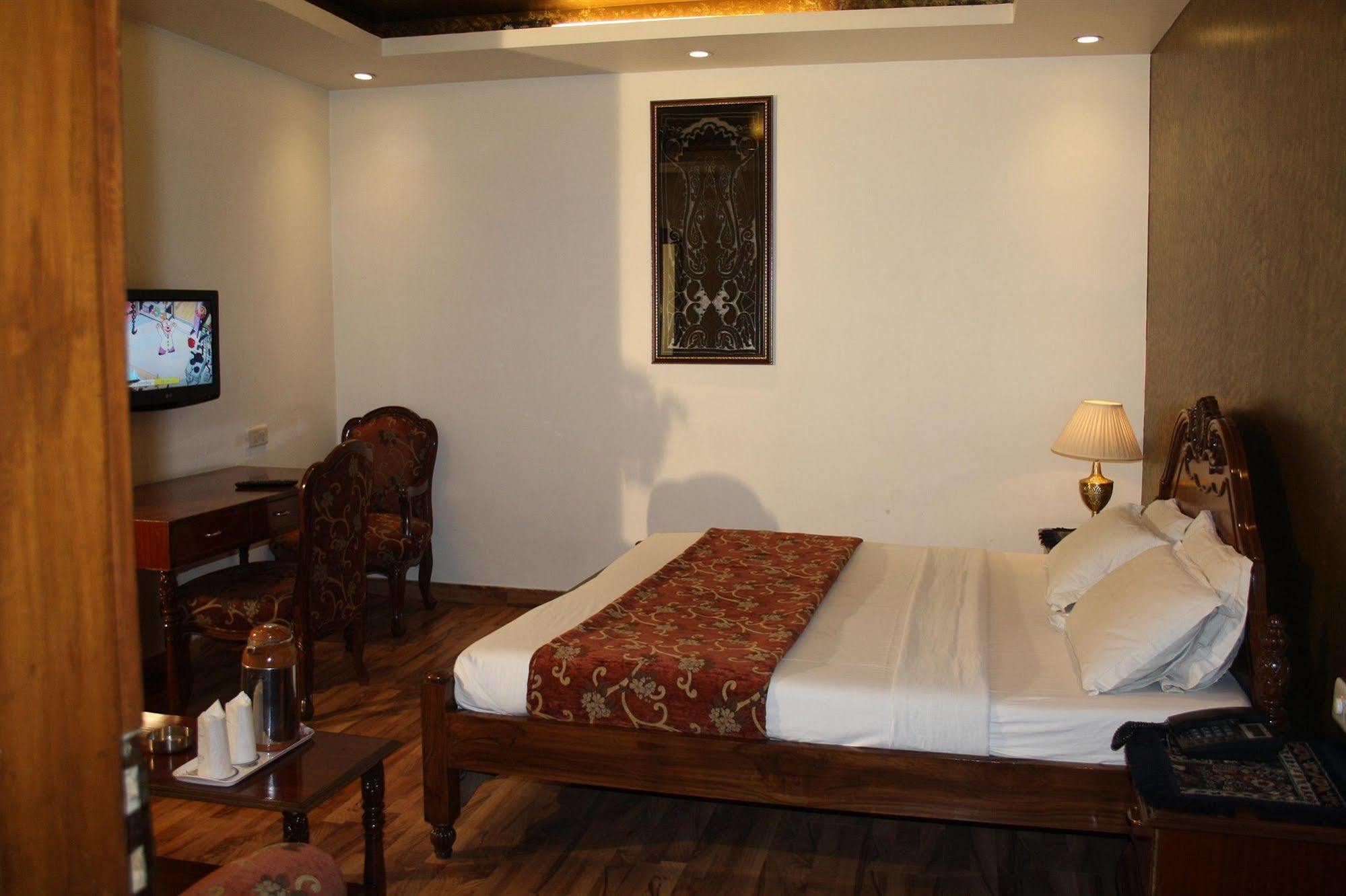 Hotel Rahul Palace Нью-Дели Номер фото